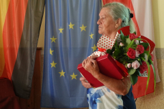 02-Die-Vorsitzende-Urszula-Manka-mit-Geschenken-und-Blumen