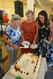 06-Anschnitt-der-30-Jahres-Torte-durch-Urszula-Manka